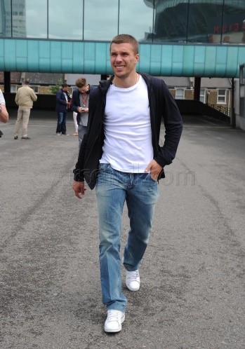 Trở về sau thất bại của tuyển Đức tại EURO 2012, Lukas Podolski đã đến Emirates để hoàn tất những điều khoản cuối cùng trong hợp đồng với Arsenal.